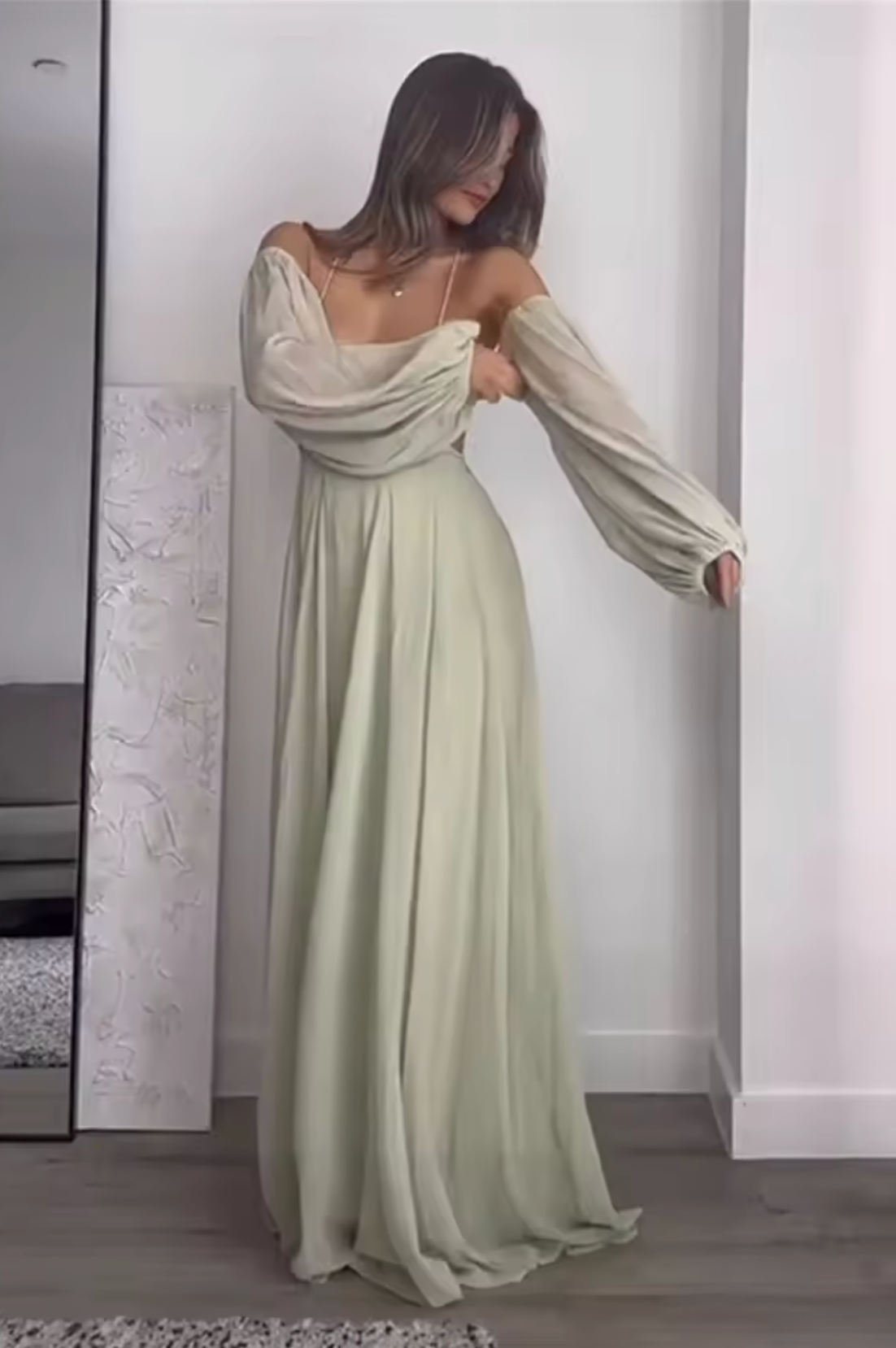 Orlaine – Charmerende off-shoulder maxikjole
