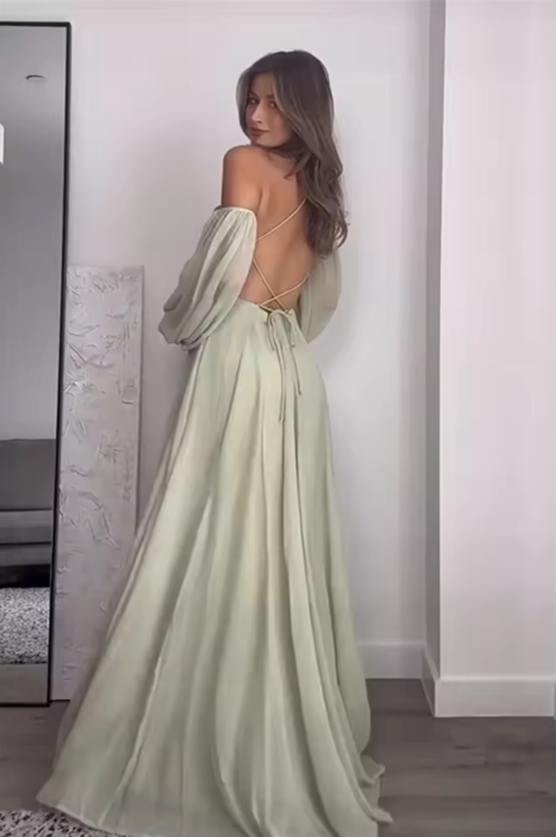 Orlaine – Charmerende off-shoulder maxikjole