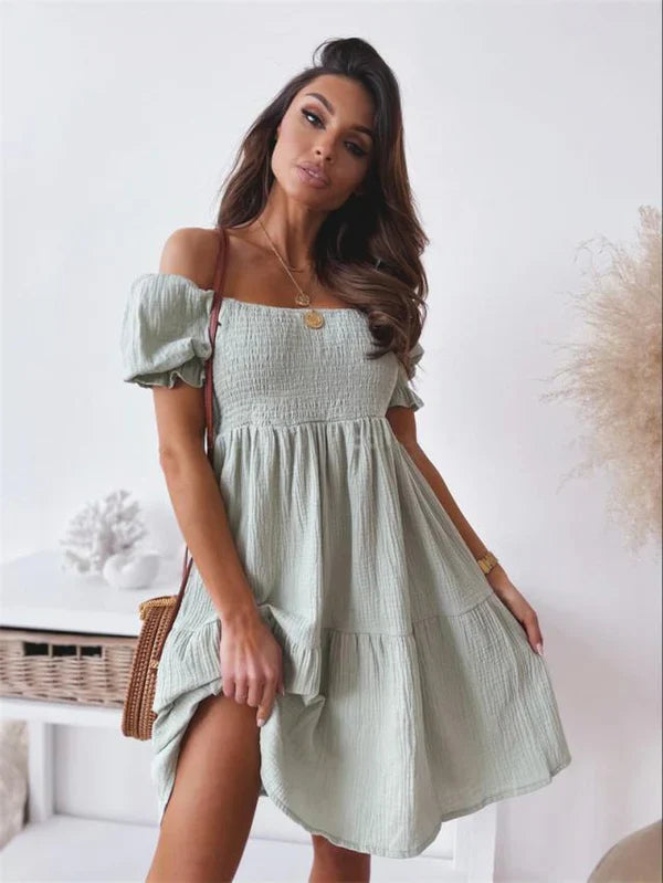 Normita – Charmerende off-shoulder kjole med pufærmer
