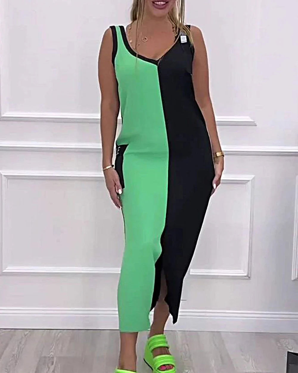Elyssa – Elegant midikjole i farveblok-look